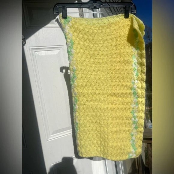 Vintage 70s Handmade crochet baby blanket knit pastel yellow green white 23x30 - Picture 2 of 9